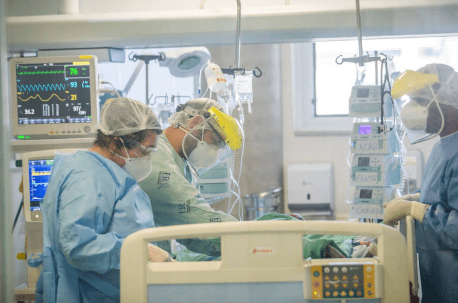 imagem de Estadão: Pela primeira vez, cientistas brasileiros descrevem como o coronavírus danifica células do cérebro