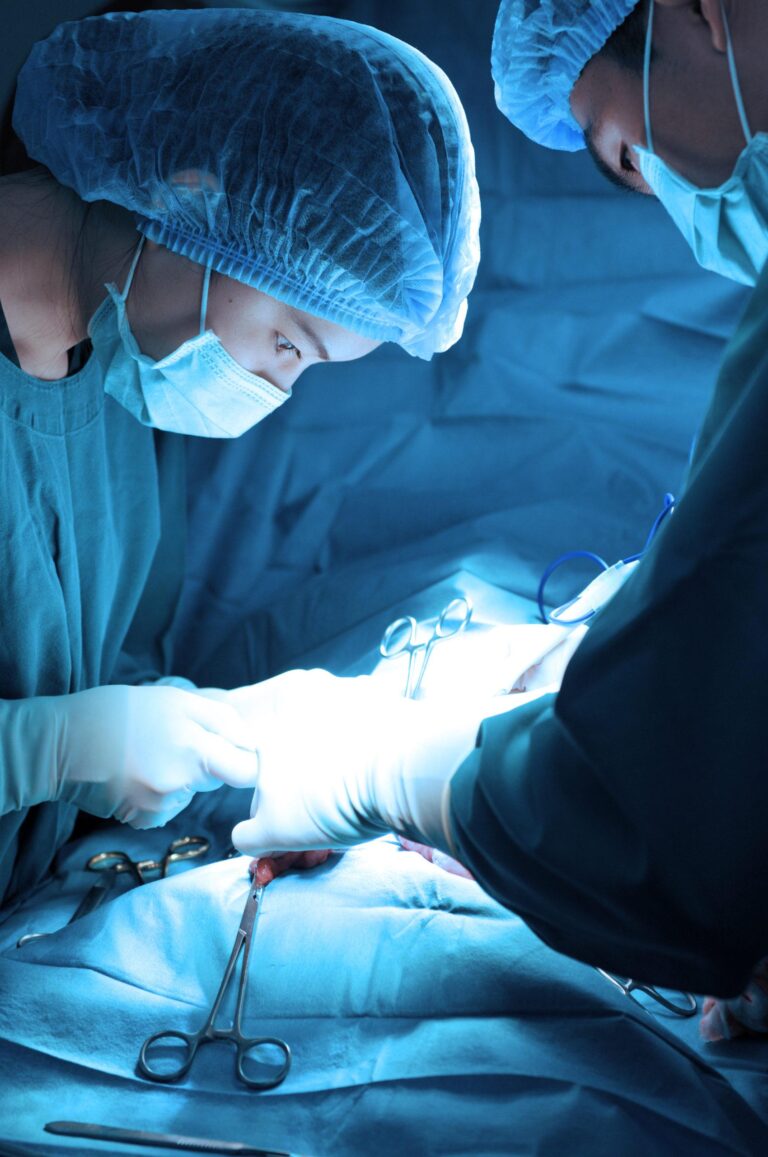 imagem de Capacitando o médico no tratamento de lesões traumáticas, degenerativas, tumorais e congênitas das mãos, punhos, antebraços e cotovelos, conheça a Residência em Cirurgia de Mão