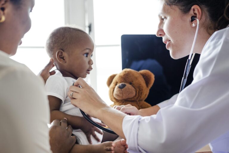 imagem de Oferecendo autonomia e prática clínica diária em pacientes nas primeiras fase de vida, conheça a Residência Médica em Pediatria
