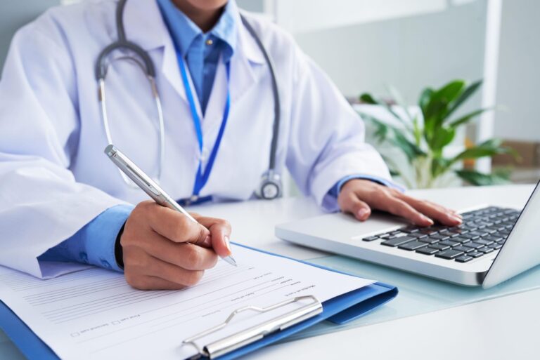 imagem de RJ: Voltada ao tratamento dos principais tipos de neoplasia, a Residência Médica em Oncologia Clínica também incorpora práticas de pesquisa e cuidado humano