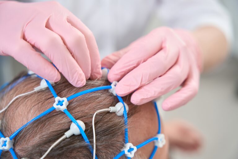 Estimulação cerebral não invasiva pode regular respostas autonômicas e melhorar saturação de oxigênio em pacientes internados com covid-19