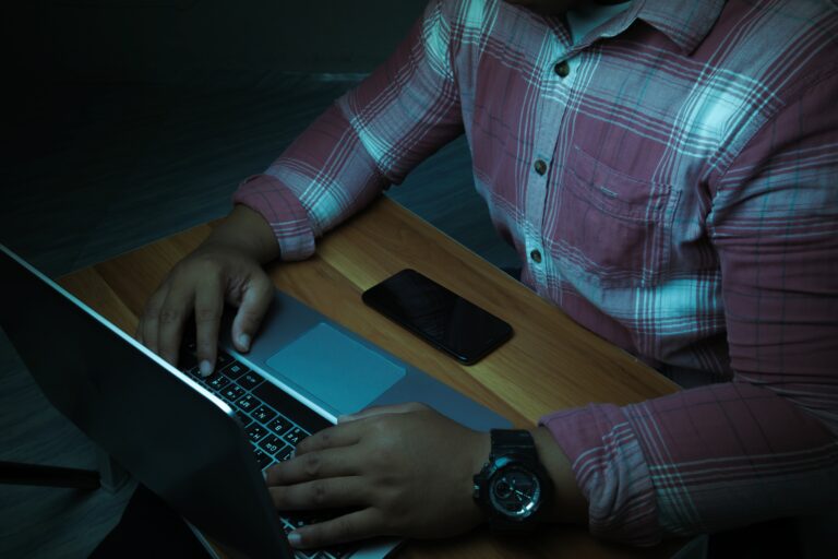 Edging, tab-jumping e mais: Pesquisadores identificam características do vício em pornografia