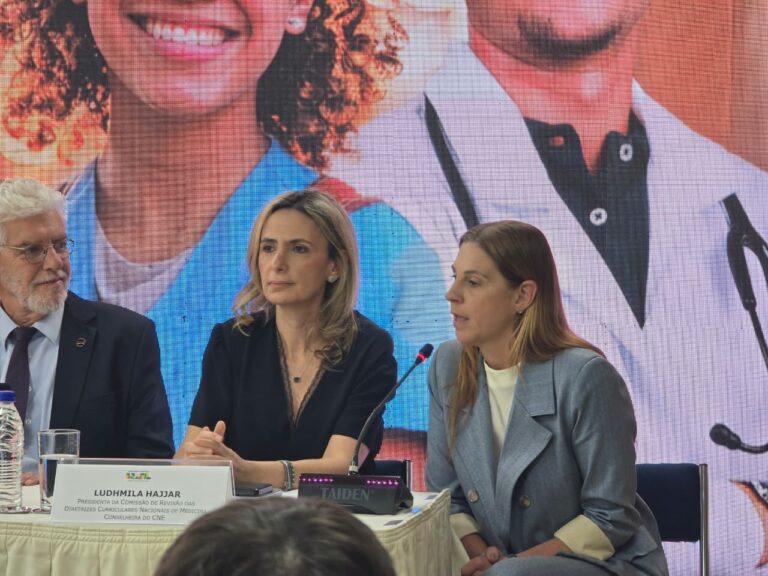 imagem de Os rumos da formação médica no Brasil: novas diretrizes e avaliação nacional